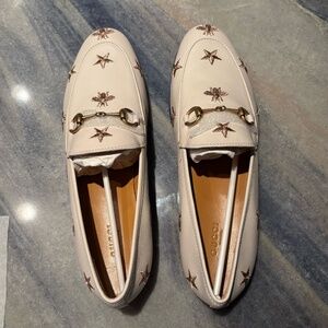 NEW GUCCI LEATHER LOAFER DECORATED WITH GOLD BEES.
